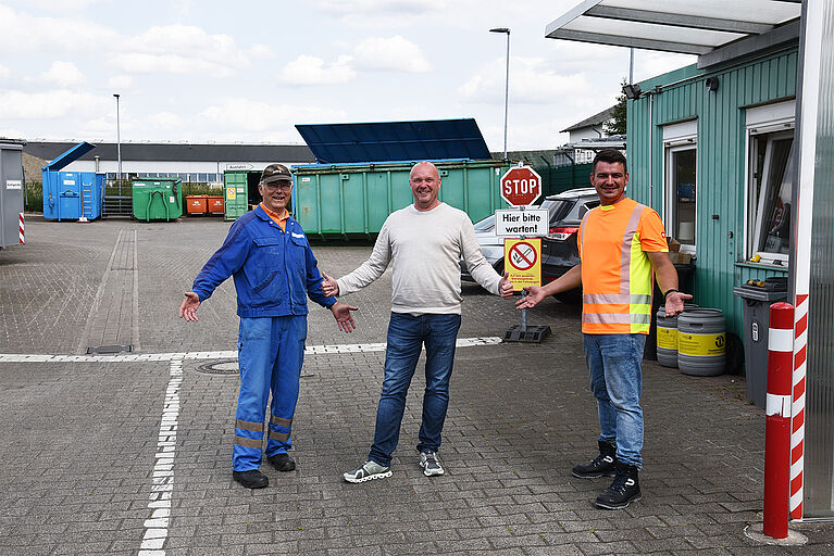 Drei Mitarbeiter zum Teil in Arbeitskleidung, freuen sich über den 25. Geburtstag des Recyclinghof Dreinsteinfurt
