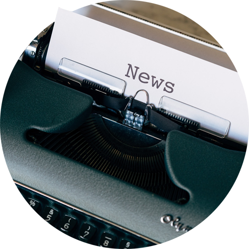 Schreibmaschine mit eingespanntem Blatt auf dem News steht