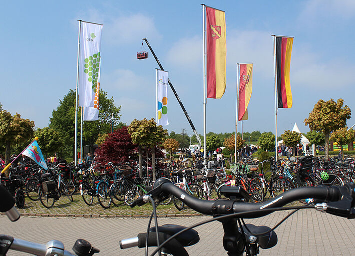 Viele Fahrräder parken am 1. Mai zum Tag der offenen Tür am Entsorgungszentrum ECOWEST in Ennigerloh